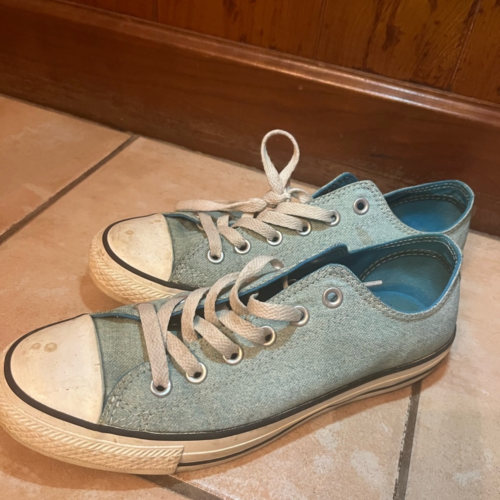 Light blue converse Chuck Taylor low top sneakers women’s size 9